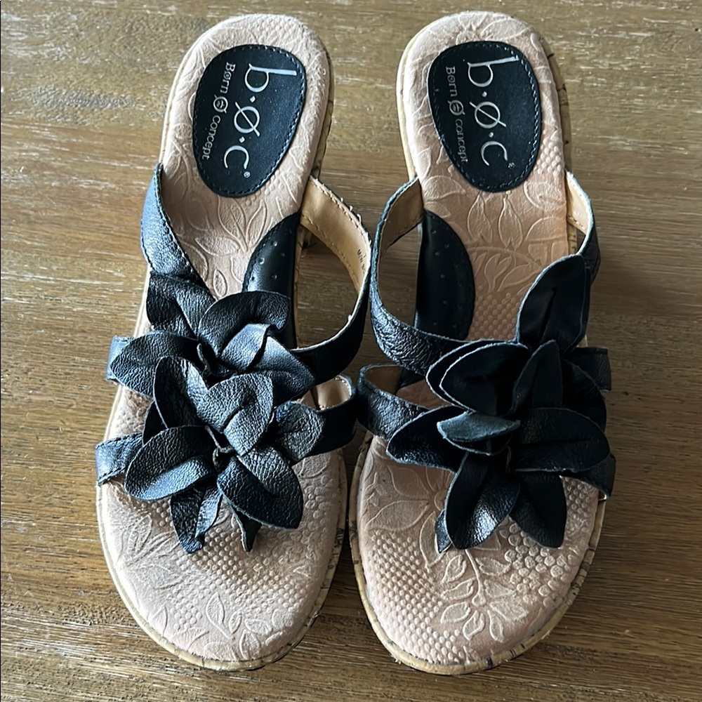 b.o.c. Women's Black and Tan Floral Sandals